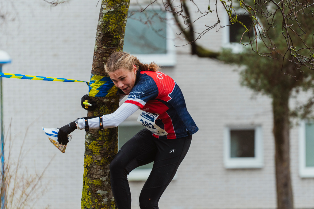 Pia Young Vik tar hjälp av ett träd under Swedish League-sprinten i Rinkeby på vägen mot en andraplats.